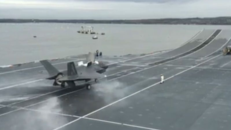 Start F-35B z britské letadlové lodě: Skokanský můstek a pak do vzduchu